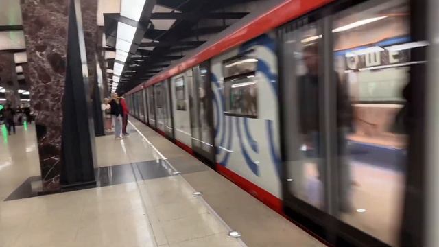 Лифт и электропоезда «81-775 (Москва 2020)» на станции метро «Хорошёвская» (БКЛ) // 13 апреля 2023