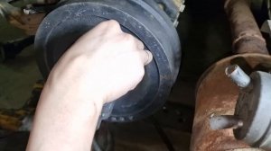 Устанавливаю кардан и привод стояночного тормоза.