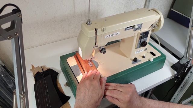 Демонстрация работы швейной машинки Radom 432, подготовленной для шитья кожи смотреть онлайн