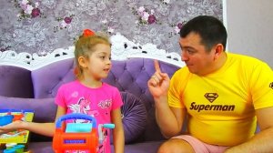 Полина и папа готовят цветную лапшу