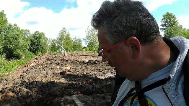 Трактор ровняет участок работы