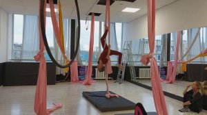 ВОЗДУШНАЯ ГИМНАСТИКА для детей - ТАНЕЦ НА ПОЛОТНАХ - Повороты.