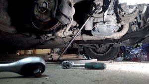 Как открутит шкив коленвала при помощи стартера