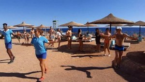 Пляжная анимация в отеле Coral Beach Resort Tiran - танцы на пляже в Египте для туристов