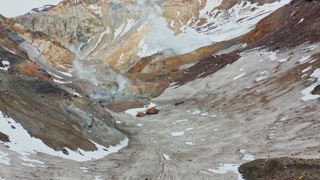 Камчатский полуостров. Мутновский и Вилючинский вулканы. Cinematic video of volcanoes in Kamchatka.
