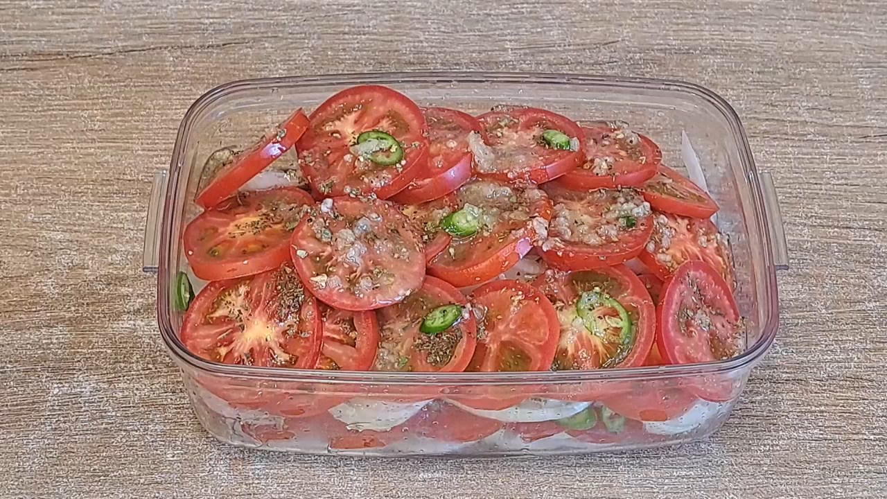 Вкусно так, что съедается все: и помидоры,и лук и даже сок до последней капли. Закуска "Объедаловка"