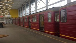 Метропоезд 81-717.5М «Красная стрела» на станции Филатов луг