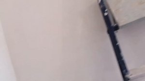 Красим потолочный плинтус или багет.