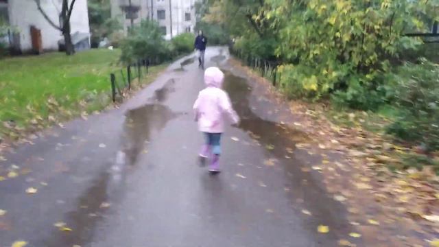 Лиза топает по лужам смотреть онлайн