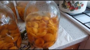 Просто компот из абрикосов на зиму.