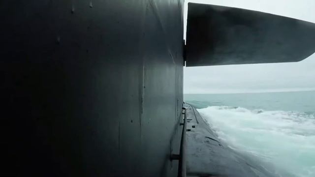 UK Royal Navy Deploying Helicopter to search the Russian submarine смотреть онлайн