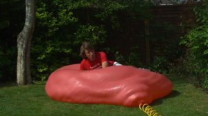 ГИГАНТСКИЙ ШАР С ВОДОЙ ПЫТАЮТСЯ ЛОПНУТЬ - Giant 6ft Balloon