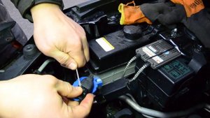 Замена лампочки противотуманной фары Киа Соренто II. (Replacing the fog lamp bulb Kia Sorento II)