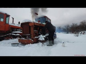 Запуск трактора ДТ-75 зимой с простоя! Cold start of the DT-75 tractor! Frozen into the ground