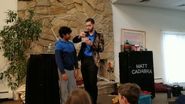 US Notes. Part 868: Детский Хэллоуин в нашем кондо; лучший/худший фокусник в мире. 27/10/2019 смотреть онлайн