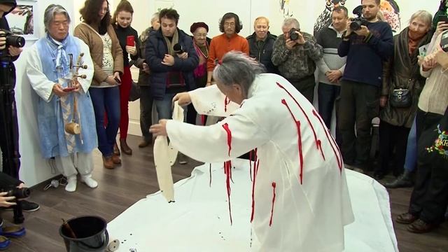 Танец с кистью: художники из Южной Кореи устроили арт-перформанс