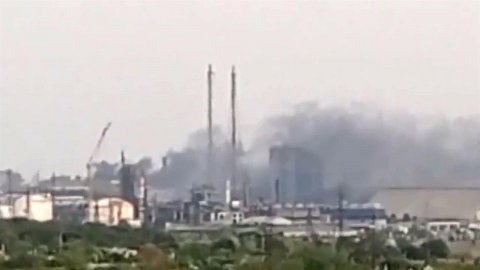 В Горловке удалось справиться с пожаром на химическом заводе "Стирол"