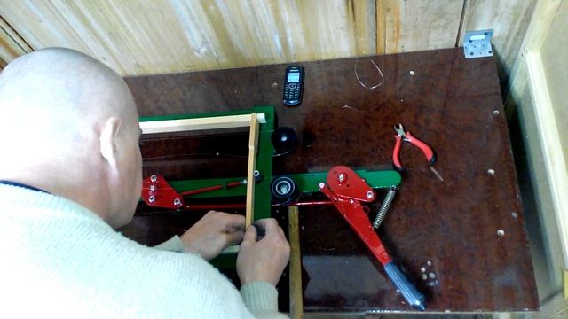 Самодельный Станок Для Натяжки Проволоки На Пчеловодные Рамки. смотреть онлайн
