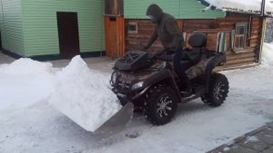 Квадроцикл с ковшом