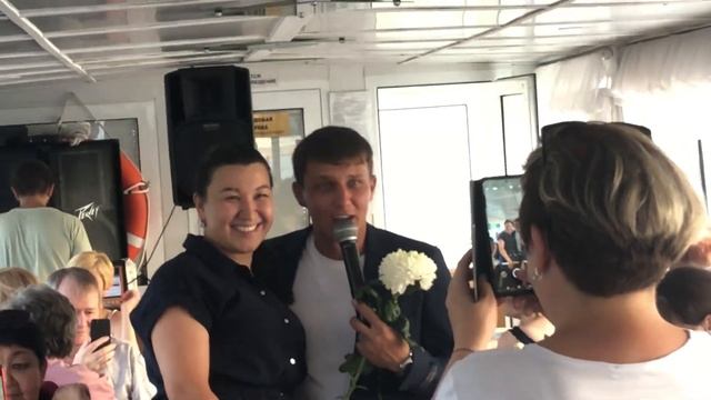От души спел и зажег народ на теплоходе смотреть онлайн