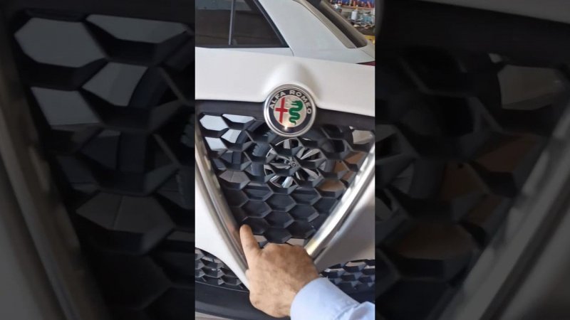 Alfa Romeo Giulietta Как снять центральную решётку радиатора