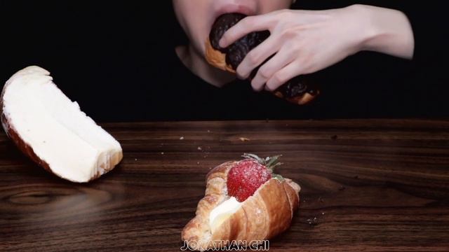 ASMR EATING CHOCOLATE STRAWBERRY CREAM DESSERT MUKBANG 먹방 [NO TALKING] смотреть онлайн