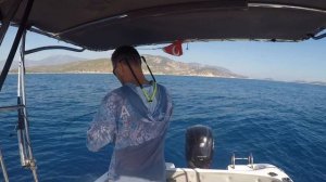 Амберджек ловля вертикальным слоу джигом. Рыбалка с лодки в Средиземном море, Турция.