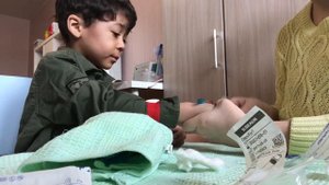 УКОЛ РЕБЕНКУ Мама молодец - делает сама укол сыну Видео укола ребенку