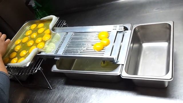 Лайфхак - Как отделить желтки от белков смотреть онлайн