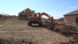 Траншея под фундамент. Работает экскаватор