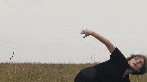 Хореограф и танцор Владимир Варнава танцует в спортзале и в поле