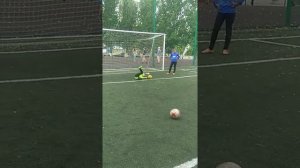 Тренировка юного вратаря. Упражнения из положения сидя