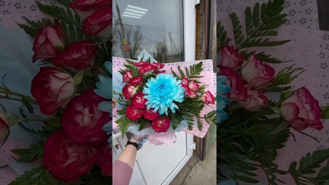 Голубая Хризантема и Кустовые Розы..💕🥹 #flowers #флористика #цветы #букетизроз #упаковка