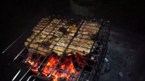 Опускаем дренажный насос в колодец.  Делаем грядки.  Погода снова чудит.