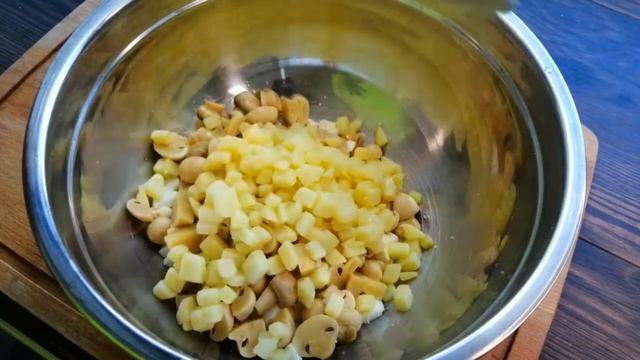 Нежный салат с варёной курицей и маринованными грибами