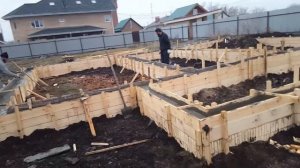 Выпуск №25 Заливка свайно-ростверкового фундамента. Зачем делать продухи в фундаменте?