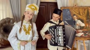 Посмотрите как девушка красиво поет под баян