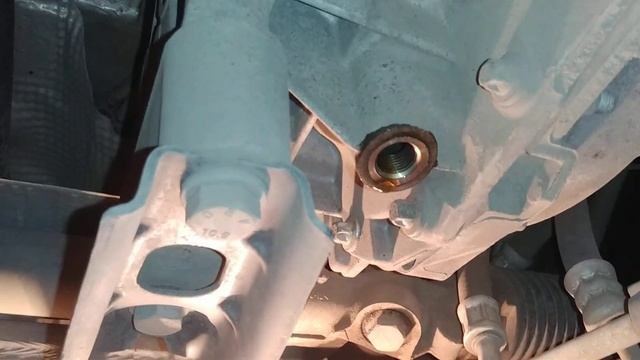 Заехал Рено Каптюр на замену масла КПП( механика) и ДВС. смотреть онлайн