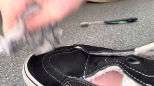 ПОЧИСТИТЬ ЗАМШУ ЧЕРНУЮ ,ОТБЕЛИТЬ ПОДОШВУ