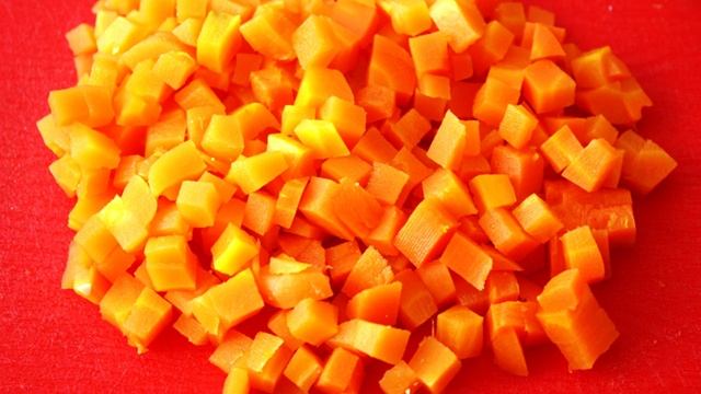 Салат Оливье с колбасой