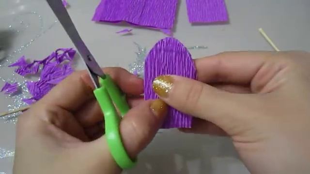 Кудрявая роза из гофрированной бумаги с конфеткой. смотреть онлайн