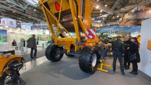 Камнеподборщик финской компании ELHO на выставке AGRITECHNICA 2019 в Ганновере, камнедробилки