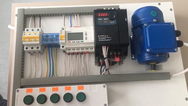 Стенд управления двигателем с помощью частотного преобразователя и программируемым реле. смотреть онлайн