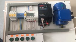 Стенд управления двигателем с помощью частотного преобразователя и программируемым реле.