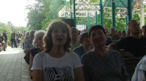 В городском саду играет духовой оркестр