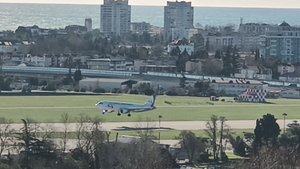 Смотровая площадка в Адлерском районе Сочи, 10.01.2024. Самолёты садятся и взлетают один за другим.