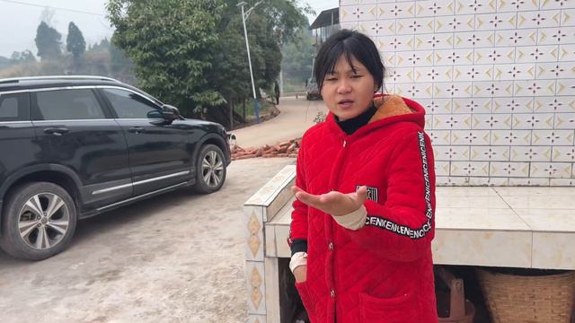 距离秀秀婚礼仅剩1天，小凤一家一早就去帮忙，现场仪式感十足 смотреть онлайн