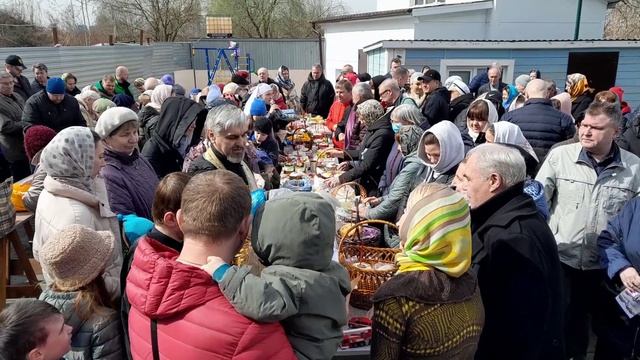 К празднику Пасхи после богослужения Великой Субботы у храма освящали пасхальную снедь,