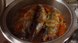 Жена приготовила в сковороде Цептор скумбрию.