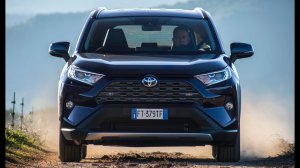 Гибридный интерьер, экстерьер и привод Toyota RAV4 2019 года.